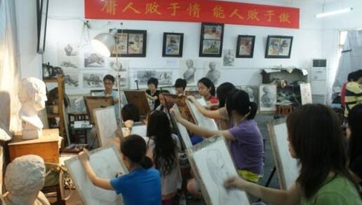 据媒体报道，中央美院等艺术类院校老师，在校外开办补习班的现象非常普遍